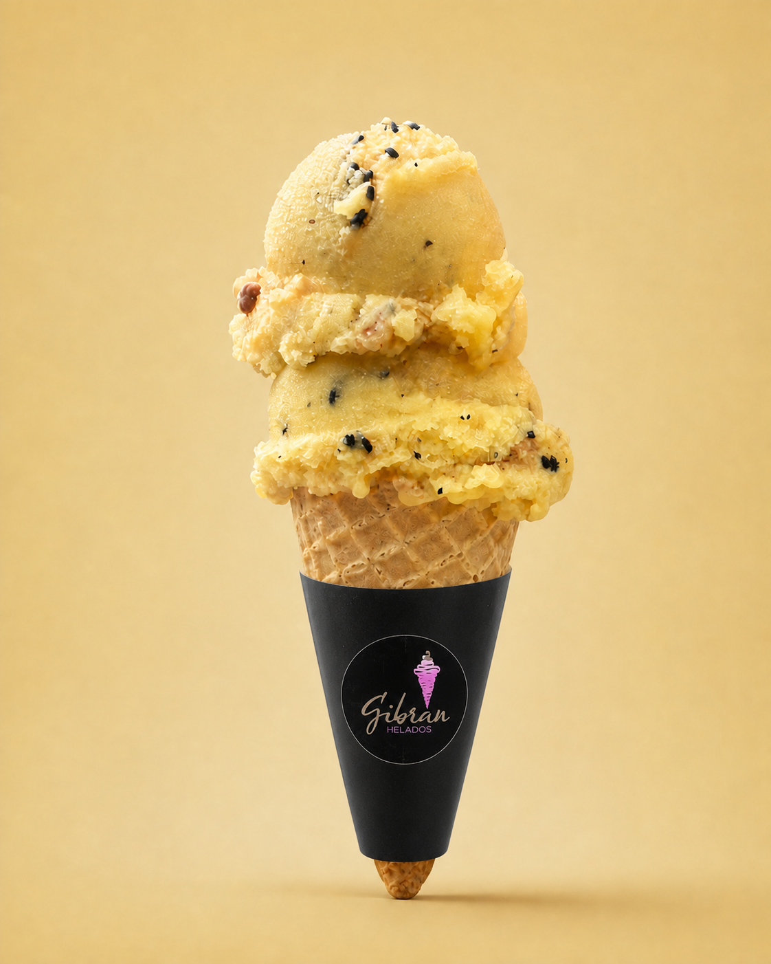 Cacapote de Chiapas claro con puntos negros de Helados Gibran, CDMX. Sabor prehispánico. Desde $30 MXN la bola (2 bolas $50 MXN); litro $250 MXN (0.5 L $150, 4 L $950). Versión sin azúcar bajo pedido, endulzada con miel o fruta.