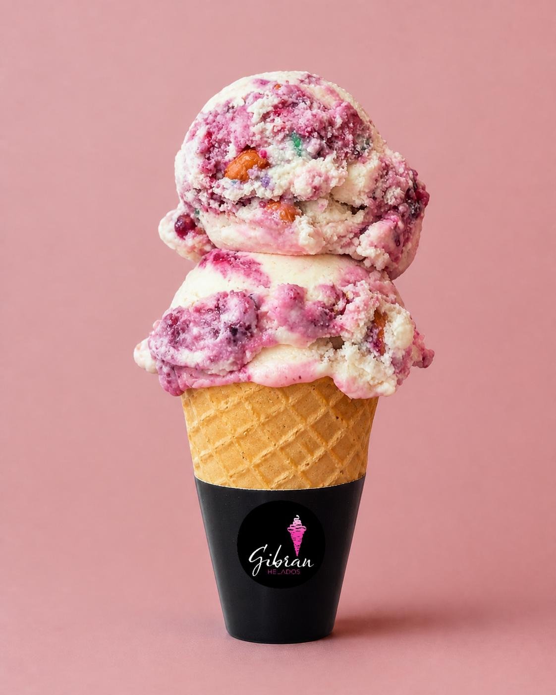 Cono de helado Alebrije de Helados Gibran, CDMX. Desde $30 MXN la bola (2 bolas $50 MXN); litro $250 MXN (0.5 L $150, 4 L $950). Versión sin azúcar bajo pedido, endulzada con miel o fruta.