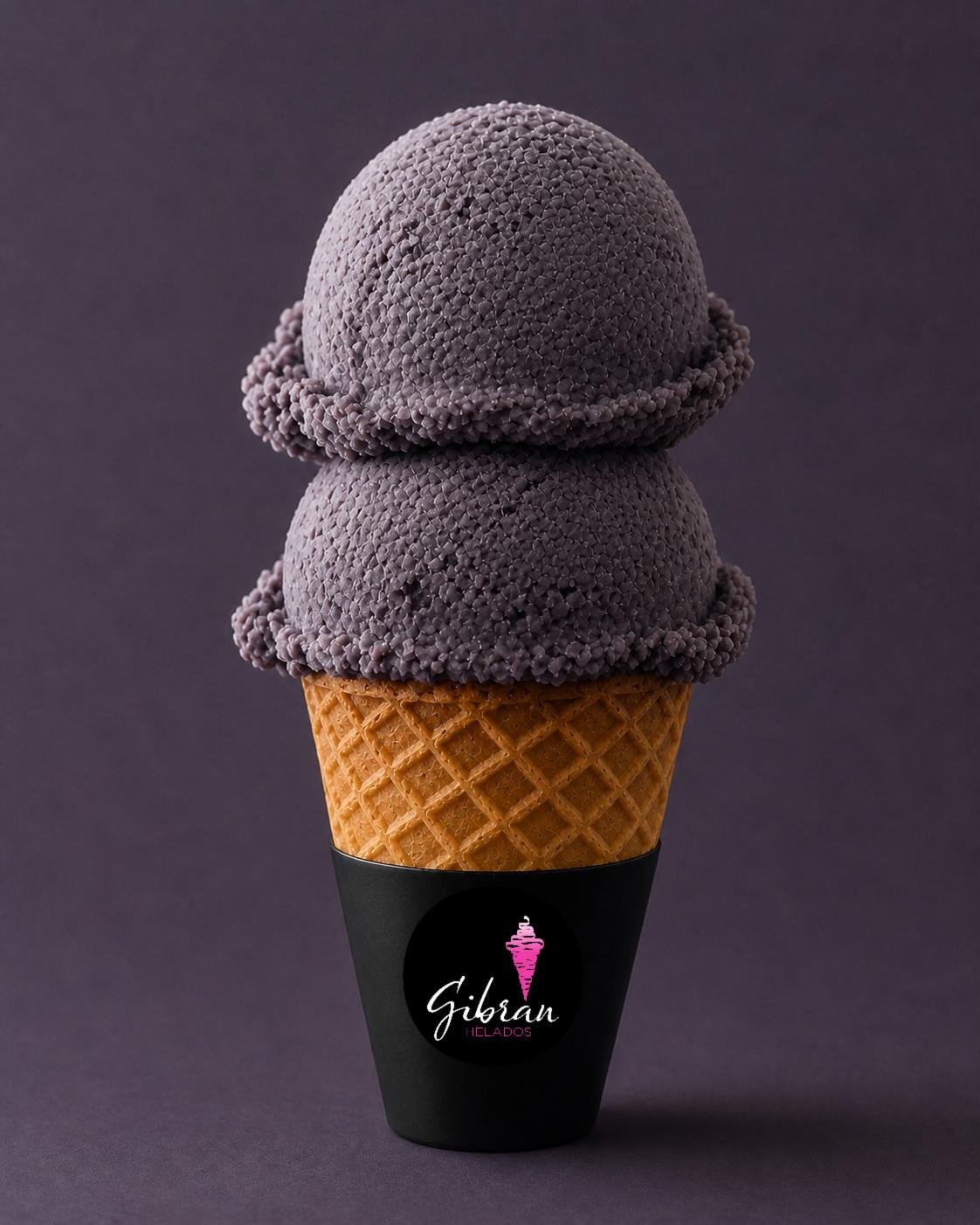Cono de helado Atole Negro de Helados Gibran, CDMX. Sabor exclusivo de la membresía Helados Gibran. Sabor prehispánico. Desde $30 MXN la bola (2 bolas $50 MXN); litro $250 MXN (0.5 L $150, 4 L $950). Versión sin azúcar bajo pedido, endulzada con miel o fruta.