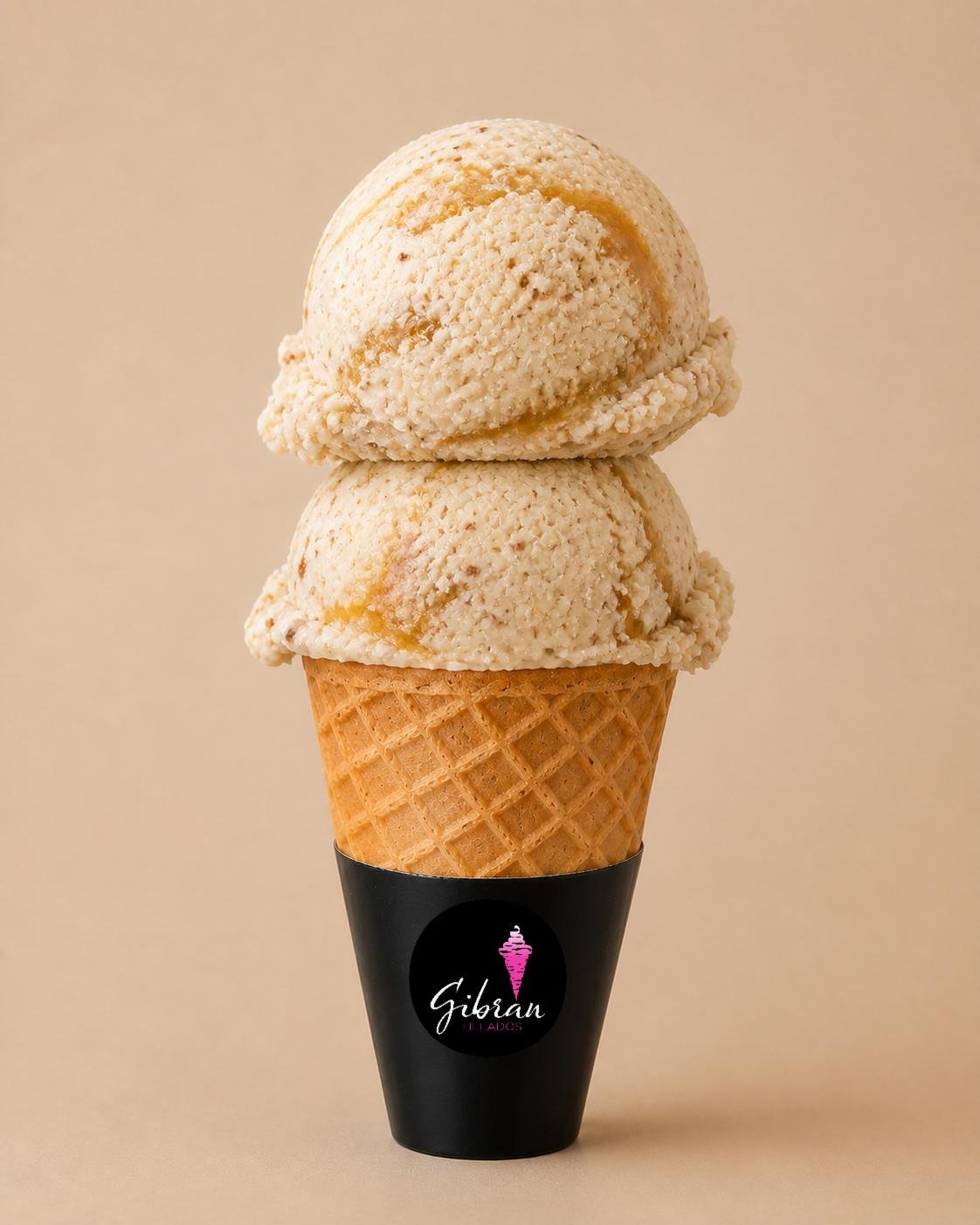Cono de helado Avena, linaza y whisky de Helados Gibran, CDMX. Sabor exclusivo de la membresía Helados Gibran. Contiene alcohol, solo mayores de 18 años. Desde $30 MXN la bola (2 bolas $50 MXN); litro $250 MXN (0.5 L $150, 4 L $950). Versión sin azúcar bajo pedido, endulzada con miel o fruta.