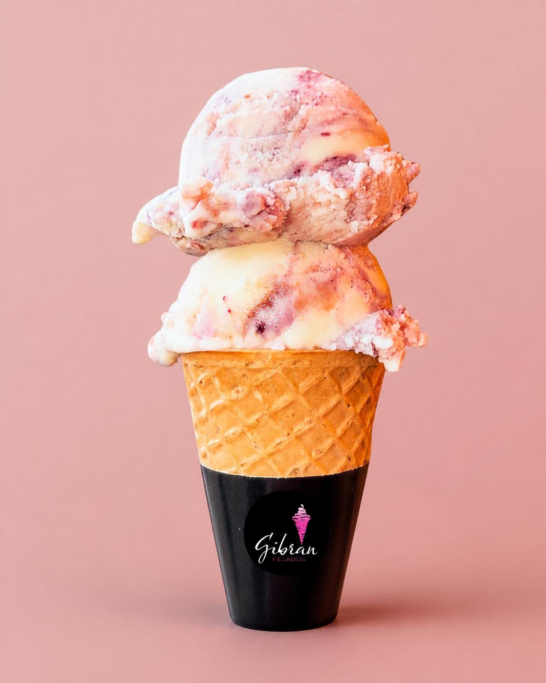 Cono de helado Cereza a la crema de Helados Gibran, CDMX. Desde $30 MXN la bola (2 bolas $50 MXN); litro $250 MXN (0.5 L $150, 4 L $950). Versión sin azúcar bajo pedido, endulzada con miel o fruta.