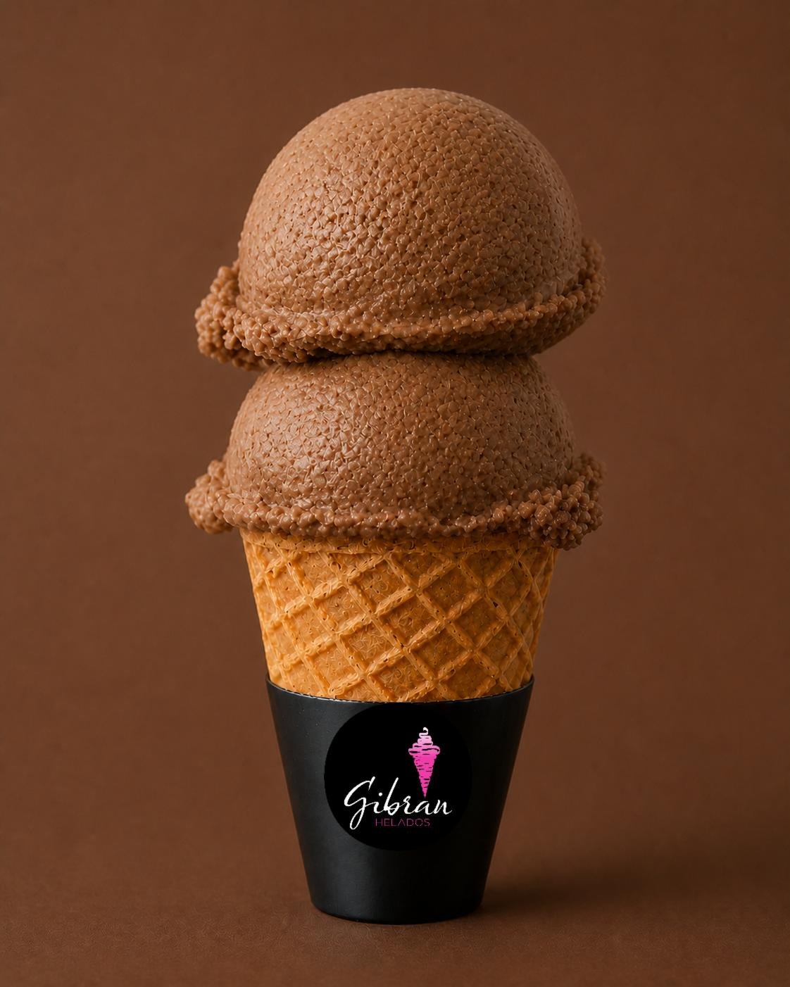 Cono de helado Champurrado de Helados Gibran, CDMX. Sabor exclusivo de la membresía Helados Gibran. Sabor prehispánico. Desde $30 MXN la bola (2 bolas $50 MXN); litro $250 MXN (0.5 L $150, 4 L $950). Versión sin azúcar bajo pedido, endulzada con miel o fruta.