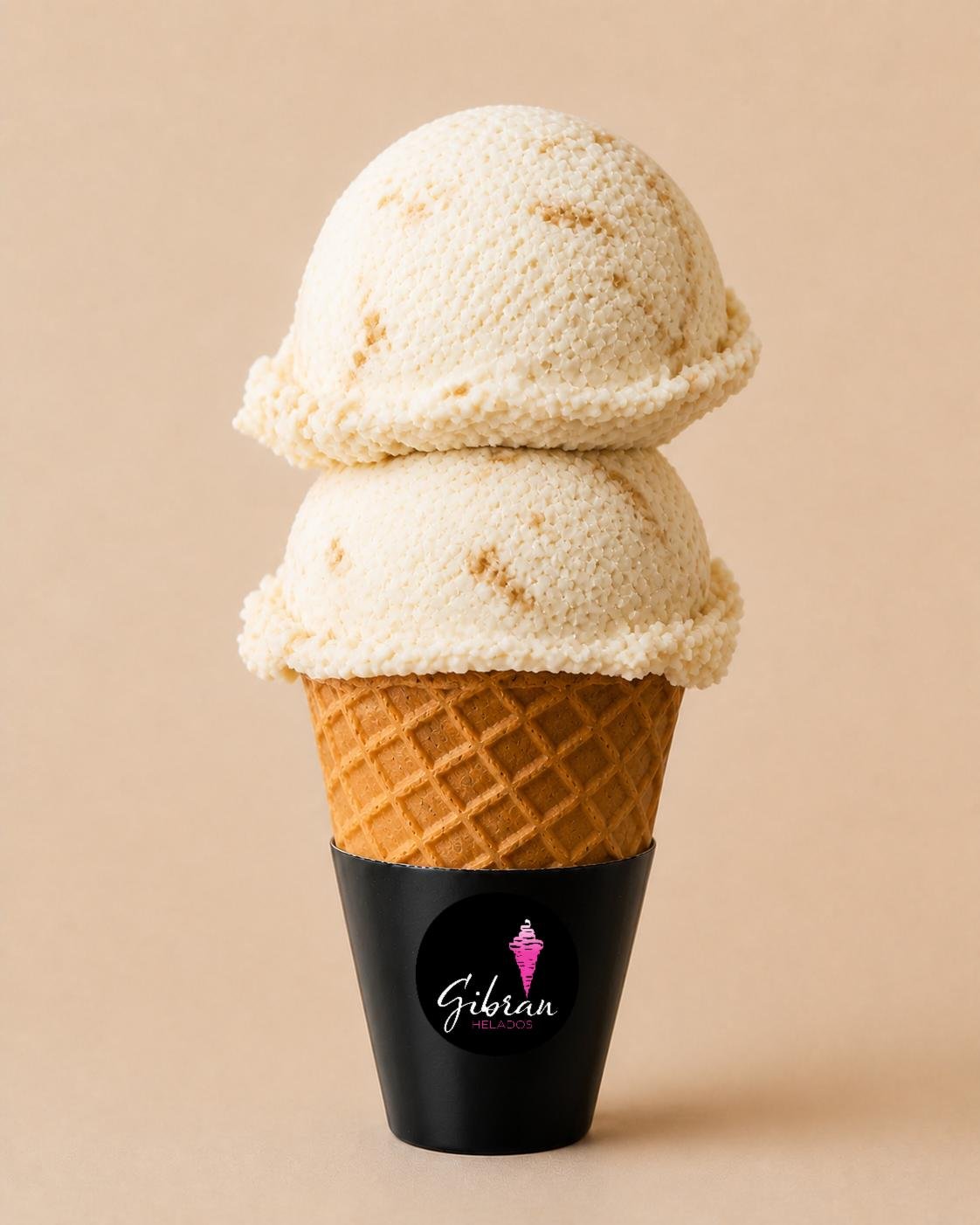 Cono de helado Coco, cardamomo y ron de Helados Gibran, CDMX. Sabor exclusivo de la membresía Helados Gibran. Contiene alcohol, solo mayores de 18 años. Desde $30 MXN la bola (2 bolas $50 MXN); litro $250 MXN (0.5 L $150, 4 L $950). Versión sin azúcar bajo pedido, endulzada con miel o fruta.