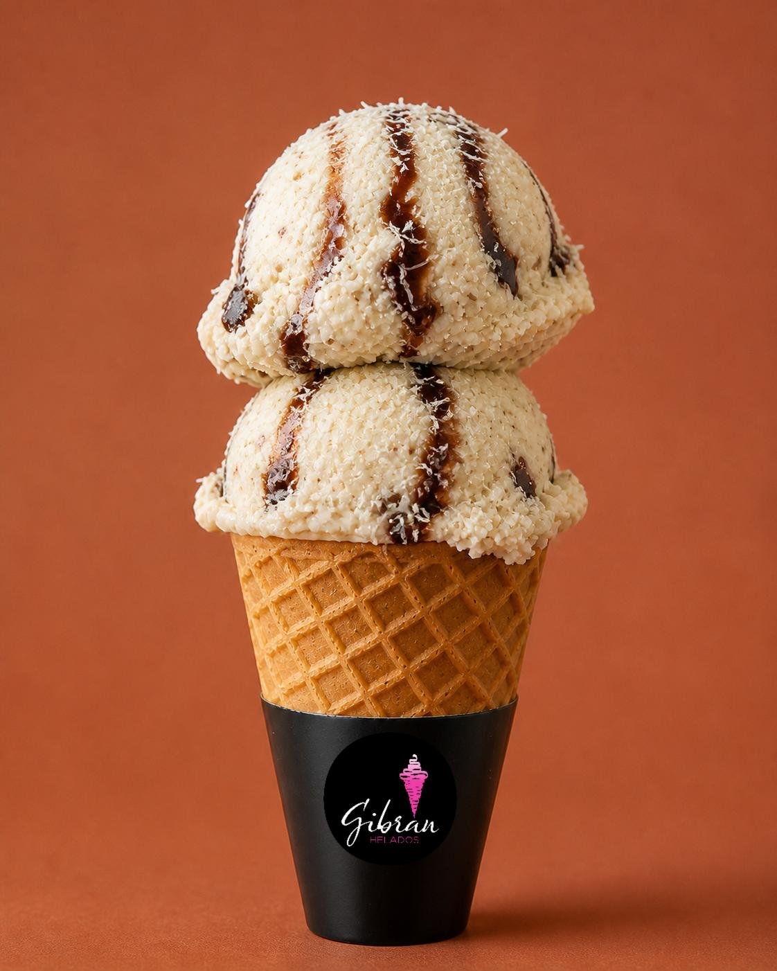 Cono de helado Helado de frijol con queso de cincho de Helados Gibran, CDMX. Desde $30 MXN la bola (2 bolas $50 MXN); litro $250 MXN (0.5 L $150, 4 L $950). Versión sin azúcar bajo pedido, endulzada con miel o fruta.