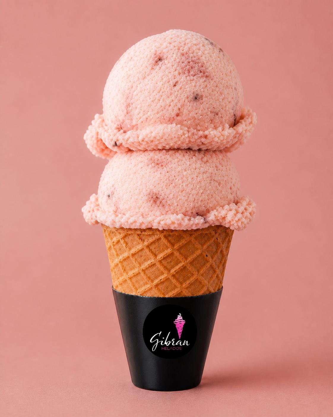Cono de helado Guayaba, mezcal y lavanda de Helados Gibran, CDMX. Vegano y sin lácteos. Contiene alcohol, solo mayores de 18 años. Desde $30 MXN la bola (2 bolas $50 MXN); litro $250 MXN (0.5 L $150, 4 L $950). Versión sin azúcar bajo pedido, endulzada con miel o fruta.