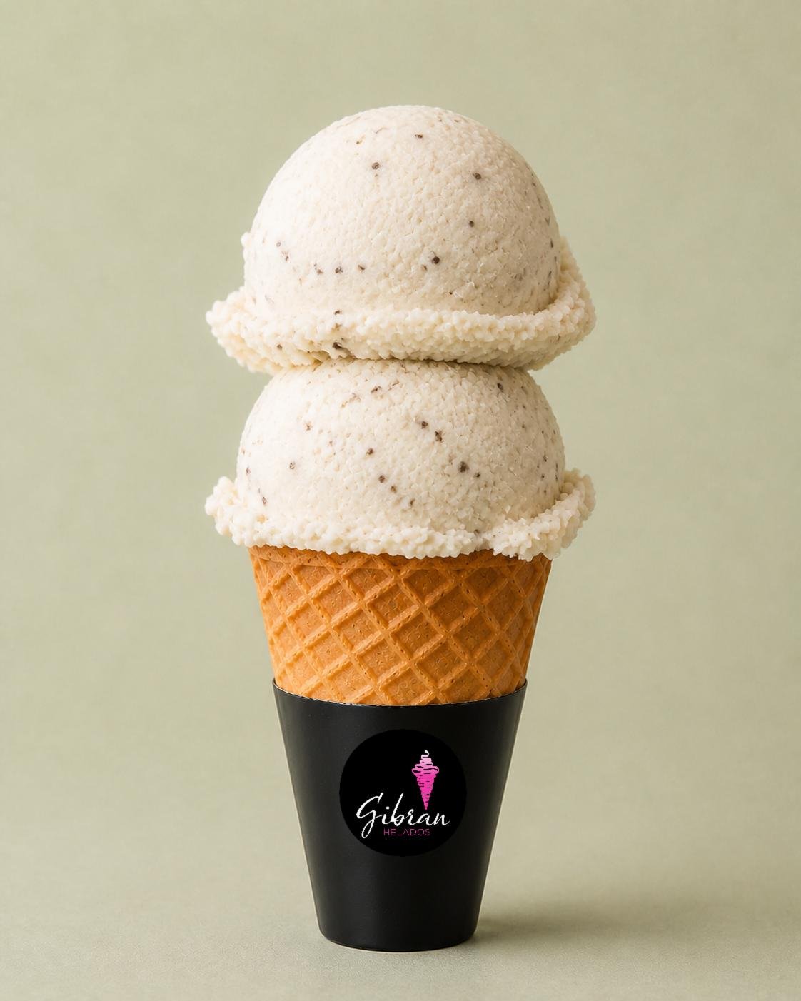 Cono de helado Limón con chía y Guanábana de Helados Gibran, CDMX. Vegano y sin lácteos. Desde $30 MXN la bola (2 bolas $50 MXN); litro $250 MXN (0.5 L $150, 4 L $950). Versión sin azúcar bajo pedido, endulzada con miel o fruta.