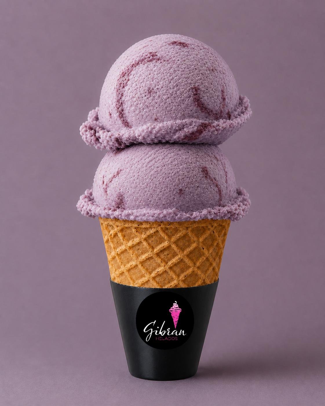 Cono de helado Maíz Azul con Vino Tinto de Helados Gibran, CDMX. Sabor exclusivo de la membresía Helados Gibran. Contiene alcohol, solo mayores de 18 años. Desde $30 MXN la bola (2 bolas $50 MXN); litro $250 MXN (0.5 L $150, 4 L $950). Versión sin azúcar bajo pedido, endulzada con miel o fruta.