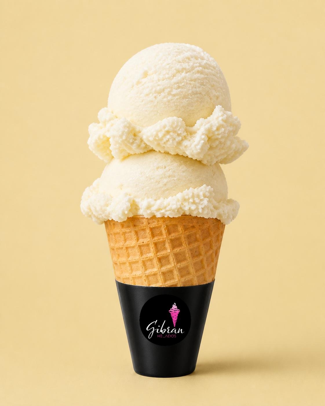 Cono de helado de mandarina con mezcal ahumado de Helados Gibran, CDMX. Contiene alcohol, solo mayores de 18 años. Desde $30 MXN la bola (2 bolas $50 MXN); litro $250 MXN (0.5 L $150, 4 L $950). Versión sin azúcar bajo pedido, endulzada con miel o fruta.