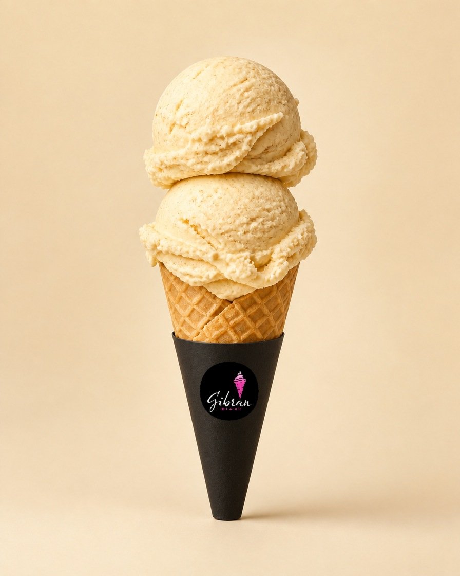 Cono de helado Mantecado de Cacao de Helados Gibran, CDMX. Sabor prehispánico. Desde $30 MXN la bola (2 bolas $50 MXN); litro $250 MXN (0.5 L $150, 4 L $950). Versión sin azúcar bajo pedido, endulzada con miel o fruta.