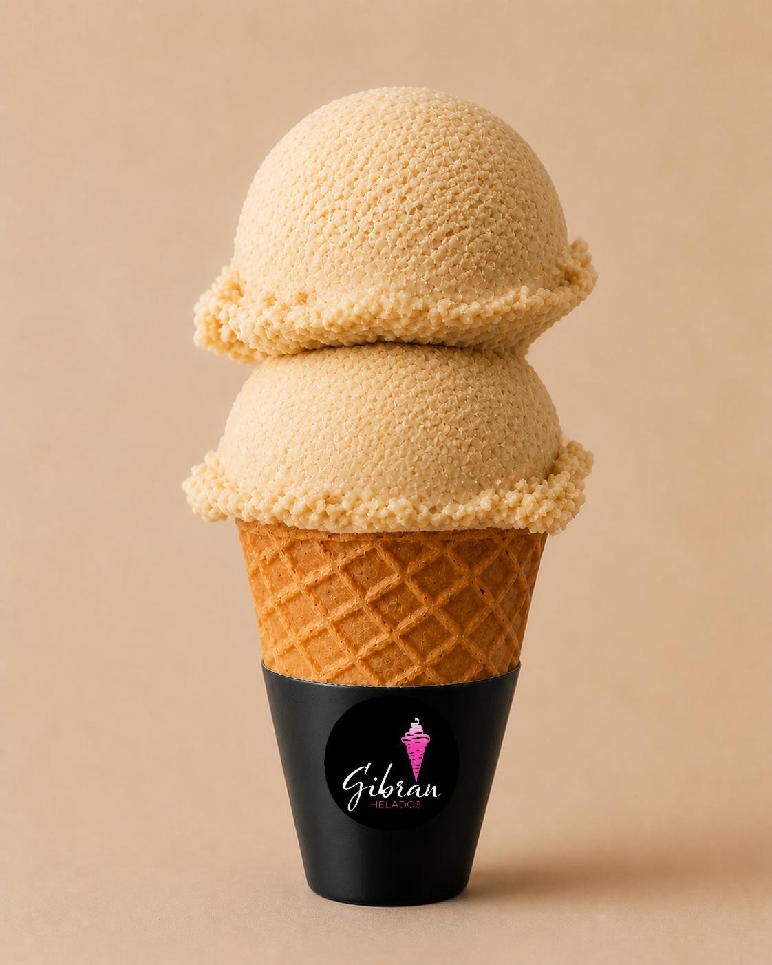 Cono de helado Mantecado de Helados Gibran, CDMX. Sabor exclusivo de la membresía Helados Gibran. Desde $30 MXN la bola (2 bolas $50 MXN); litro $250 MXN (0.5 L $150, 4 L $950). Versión sin azúcar bajo pedido, endulzada con miel o fruta.