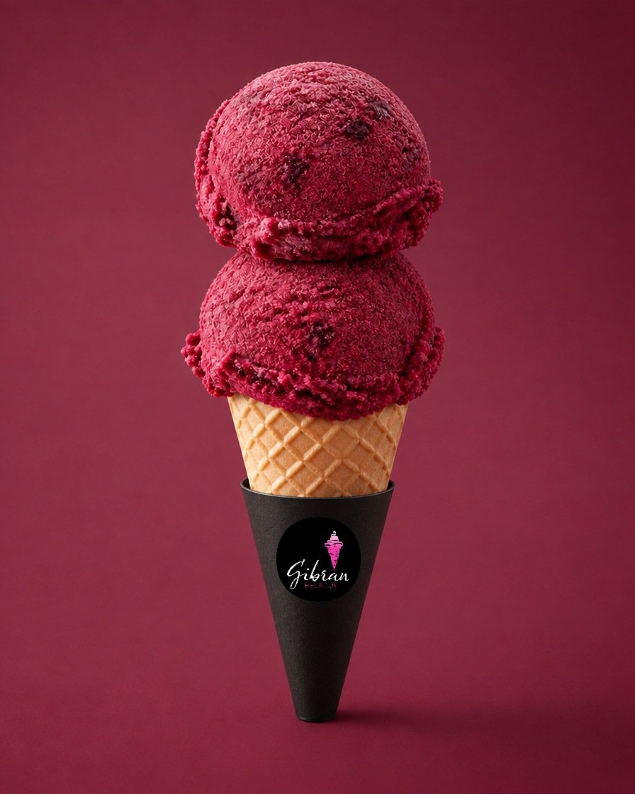 Cono de helado Frutos Rojos de Helados Gibran, CDMX. Vegano y sin lácteos. Desde $30 MXN la bola (2 bolas $50 MXN); litro $250 MXN (0.5 L $150, 4 L $950). Versión sin azúcar bajo pedido, endulzada con miel o fruta.