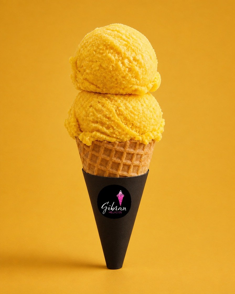 Cono de helado Mango Maracuyá de Helados Gibran, CDMX. Vegano y sin lácteos. Desde $30 MXN la bola (2 bolas $50 MXN); litro $250 MXN (0.5 L $150, 4 L $950). Versión sin azúcar bajo pedido, endulzada con miel o fruta.