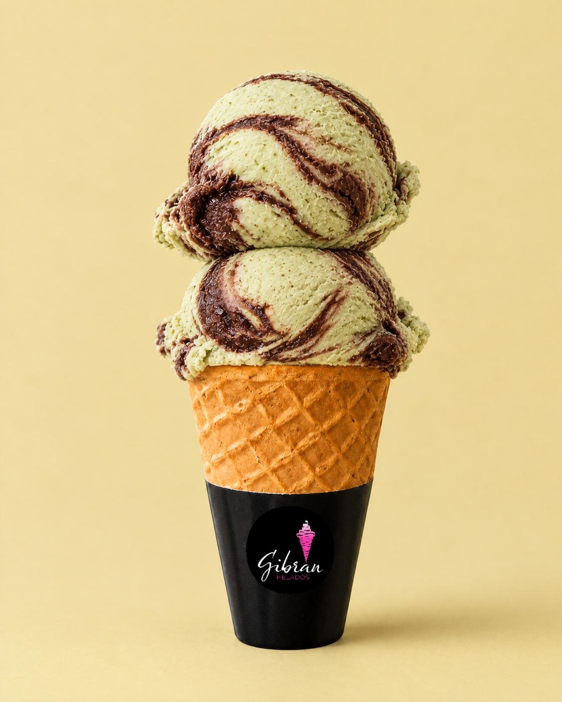 Cono de helado Nopal con Cacao de Helados Gibran, CDMX. Sabor de temporada. Desde $30 MXN la bola (2 bolas $50 MXN); litro $250 MXN (0.5 L $150, 4 L $950). Versión sin azúcar bajo pedido, endulzada con miel o fruta.