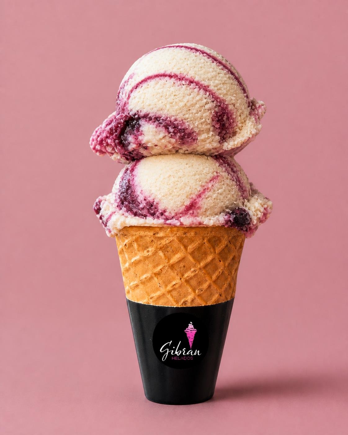 Cono de helado Nopal con Moras Azules de Helados Gibran, CDMX. Sabor de temporada. Desde $30 MXN la bola (2 bolas $50 MXN); litro $250 MXN (0.5 L $150, 4 L $950). Versión sin azúcar bajo pedido, endulzada con miel o fruta.