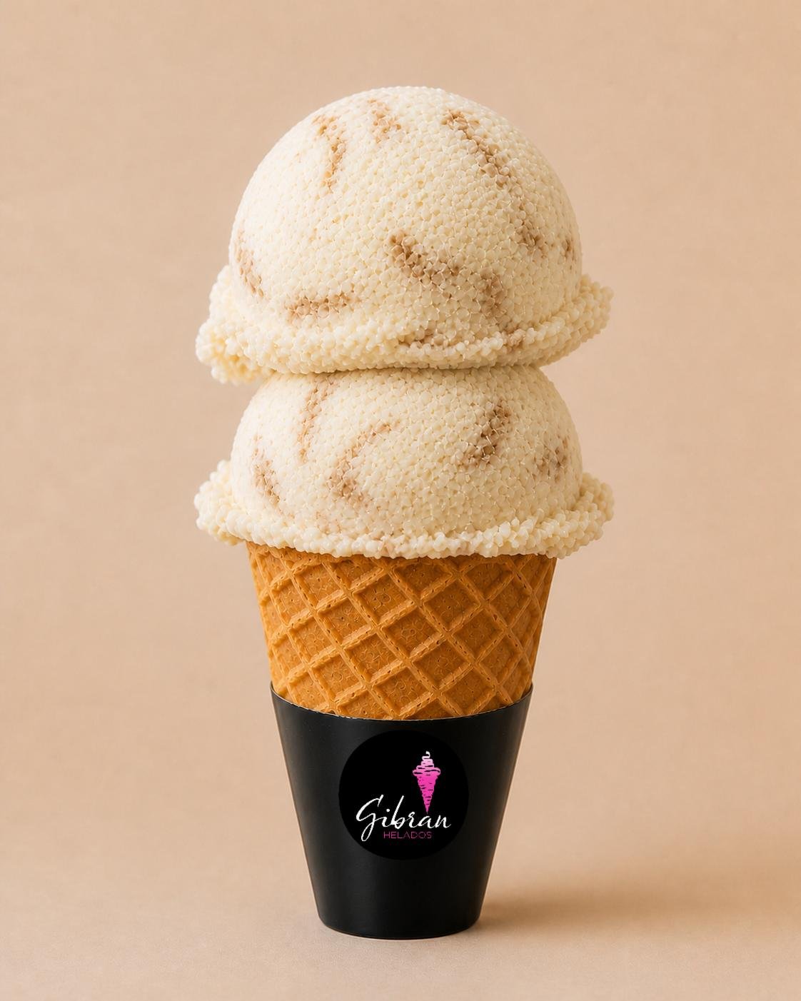 Cono de helado Pozol de Helados Gibran, CDMX. Sabor exclusivo de la membresía Helados Gibran. Sabor prehispánico. Desde $30 MXN la bola (2 bolas $50 MXN); litro $250 MXN (0.5 L $150, 4 L $950). Versión sin azúcar bajo pedido, endulzada con miel o fruta.