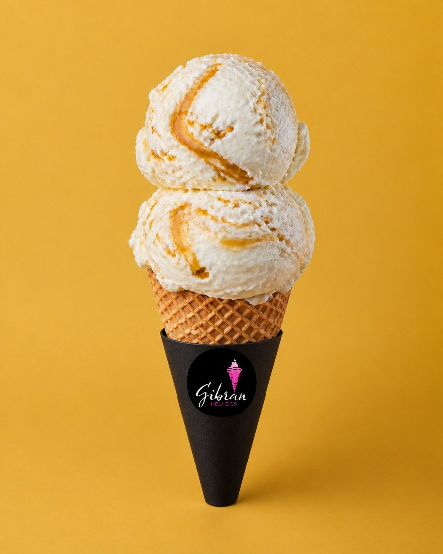 Cono de helado Requesón, Polen y Miel de Helados Gibran, CDMX. Desde $30 MXN la bola (2 bolas $50 MXN); litro $250 MXN (0.5 L $150, 4 L $950). Versión sin azúcar bajo pedido, endulzada con miel o fruta.