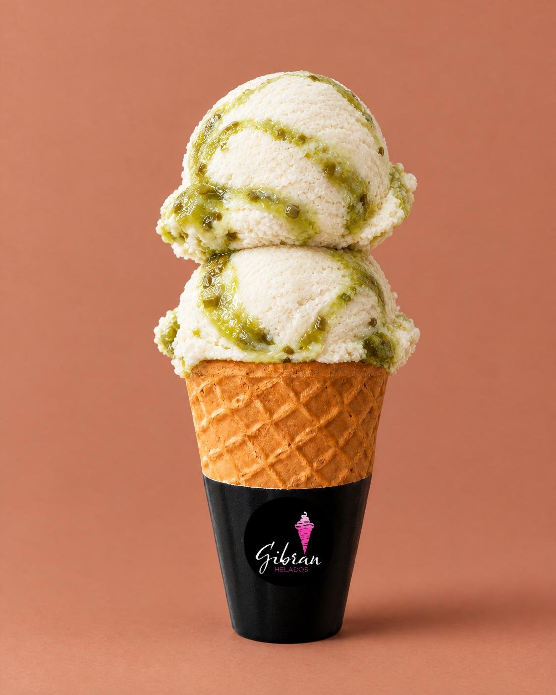 Cono de helado Queso Ricotta con Tuna y Nopal de Helados Gibran, CDMX. Sabor de temporada. Desde $30 MXN la bola (2 bolas $50 MXN); litro $250 MXN (0.5 L $150, 4 L $950). Versión sin azúcar bajo pedido, endulzada con miel o fruta.