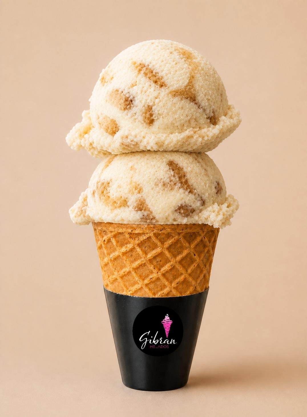Cono de helado Rosca de Reyes de Helados Gibran, CDMX. Sabor de temporada. Desde $30 MXN la bola (2 bolas $50 MXN); litro $250 MXN (0.5 L $150, 4 L $950). Versión sin azúcar bajo pedido, endulzada con miel o fruta.