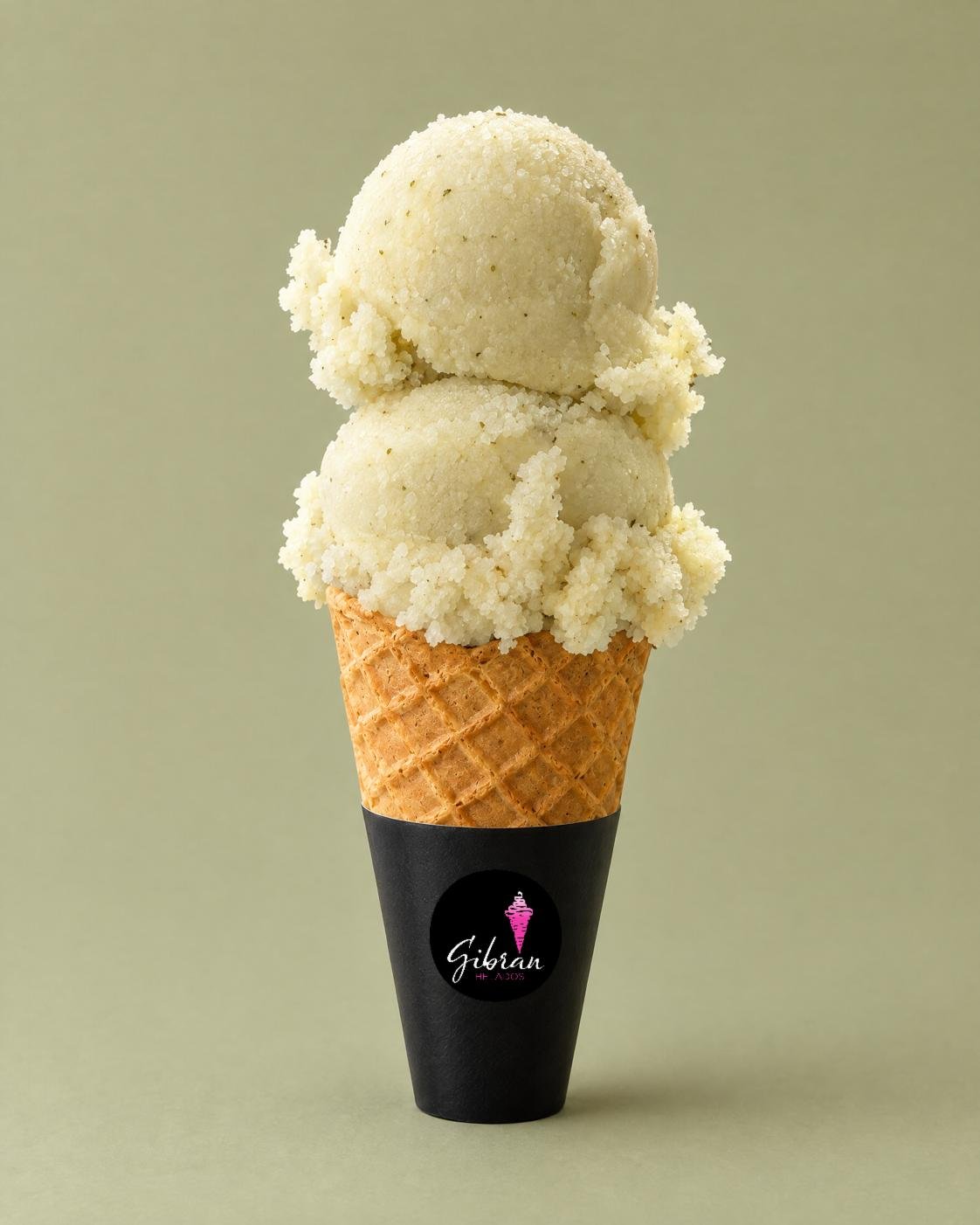 Cono de helado Sorbete de Tuna C/Mezcal y Nopal de Helados Gibran, CDMX. Sabor de temporada. Contiene alcohol, solo mayores de 18 años. Desde $30 MXN la bola (2 bolas $50 MXN); litro $250 MXN (0.5 L $150, 4 L $950). Versión sin azúcar bajo pedido, endulzada con miel o fruta.