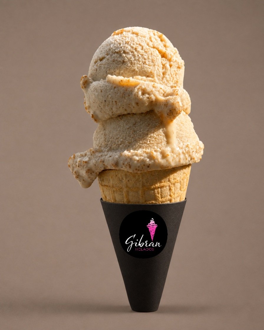 Cono de helado de Tascalate, sabor prehispánico de maíz, cacao y achiote de Helados Gibran, CDMX. Sabor prehispánico. Desde $30 MXN la bola (2 bolas $50 MXN); litro $250 MXN (0.5 L $150, 4 L $950). Versión sin azúcar bajo pedido, endulzada con miel o fruta.