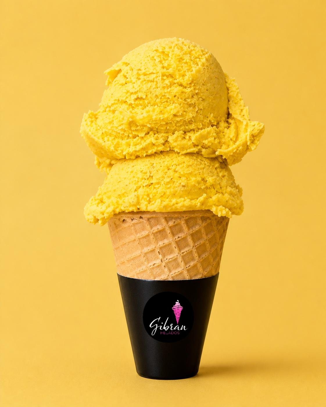 Cono de helado Vainilla Caramel de Helados Gibran, CDMX. Desde $30 MXN la bola (2 bolas $50 MXN); litro $250 MXN (0.5 L $150, 4 L $950). Versión sin azúcar bajo pedido, endulzada con miel o fruta.